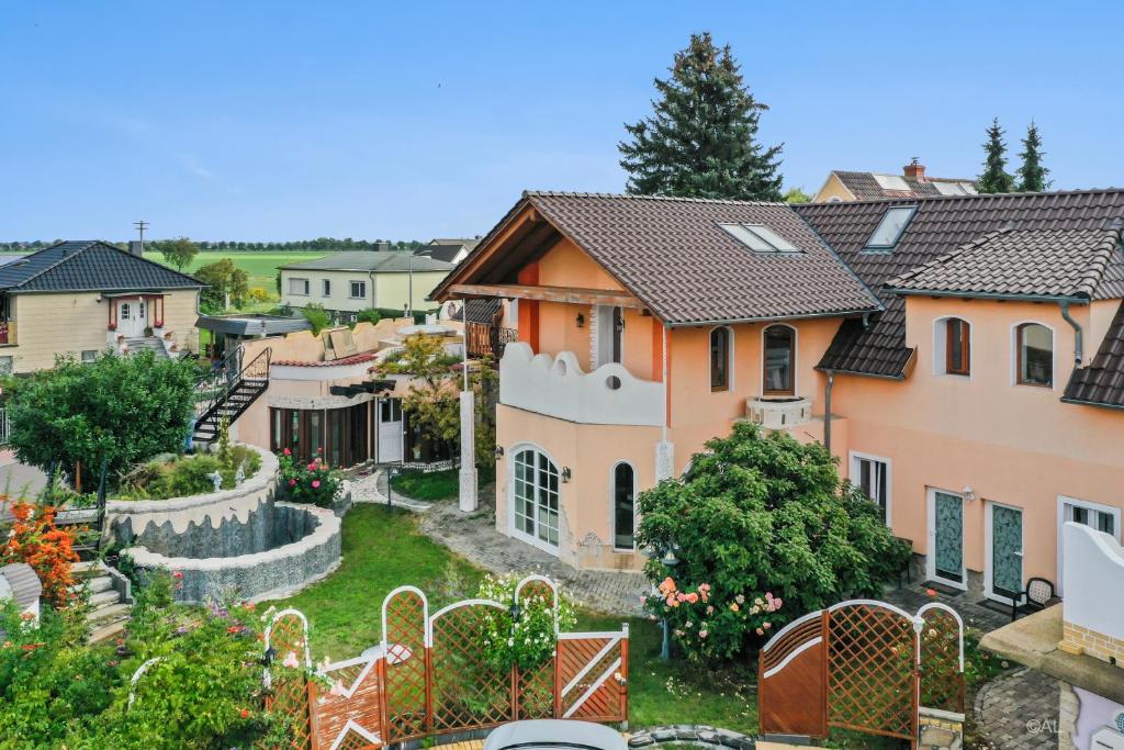 Blick auf eine Stadt mit Häusern und Gärten in der Unterkunft Boutique Hotel Shambala Zeitlos in Wiedemar