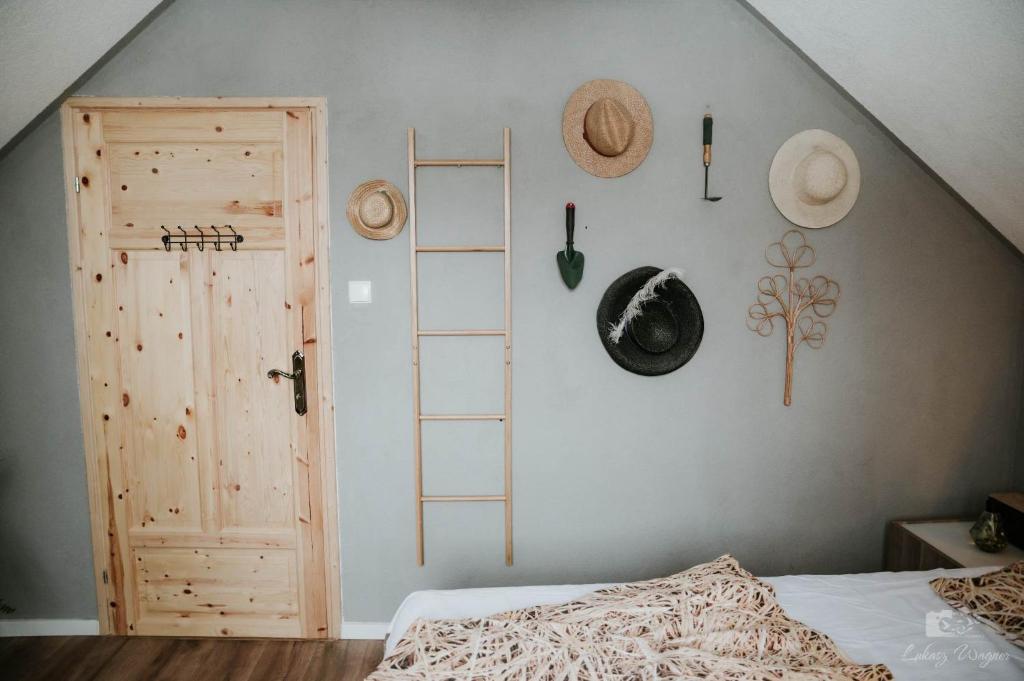 een slaapkamer met een bed, een ladder en een deur bij Zaczarowana Furmanka in Antolka