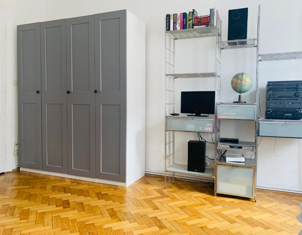 een kamer met een deur en een houten vloer bij Homelike City Apartment in Wenen