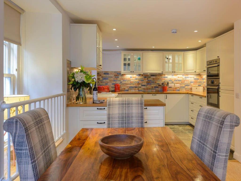 eine Küche mit einem Holztisch mit einer Schüssel darauf in der Unterkunft Curlew in North Berwick