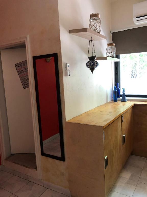 Kuchyň nebo kuchyňský kout v ubytování Rhodes Backpackers Boutique Hostel and Apartments