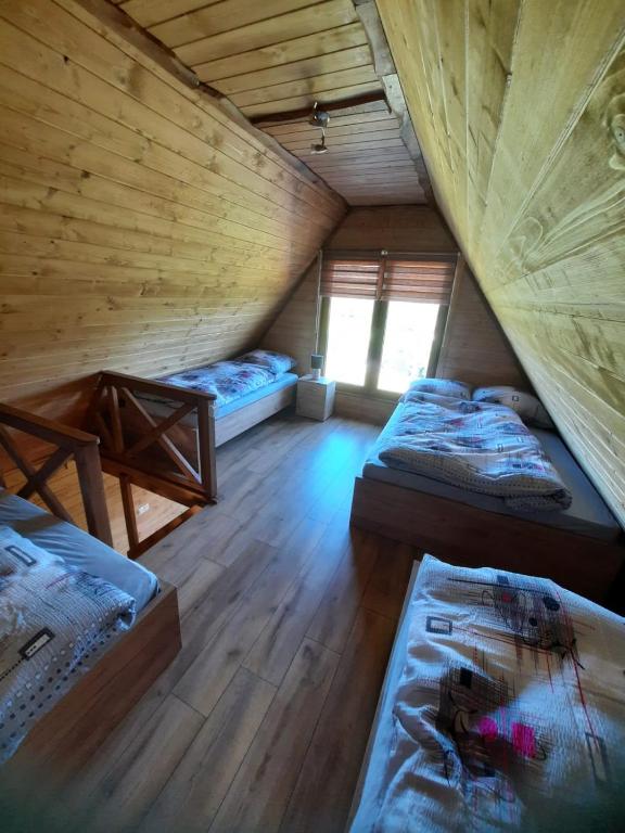 Posteľ alebo postele v izbe v ubytovaní Domki- Limanowa, domki z balią i sauną