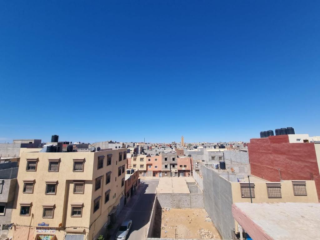 une vue aérienne sur une ville avec des bâtiments dans l'établissement شقق مفروشة الفري, à Laâyoune