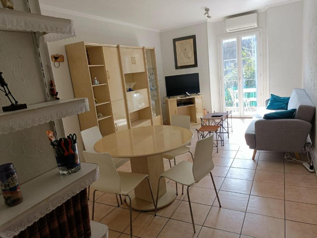 een woonkamer met een tafel en stoelen en een bank bij cannescentre in Cannes