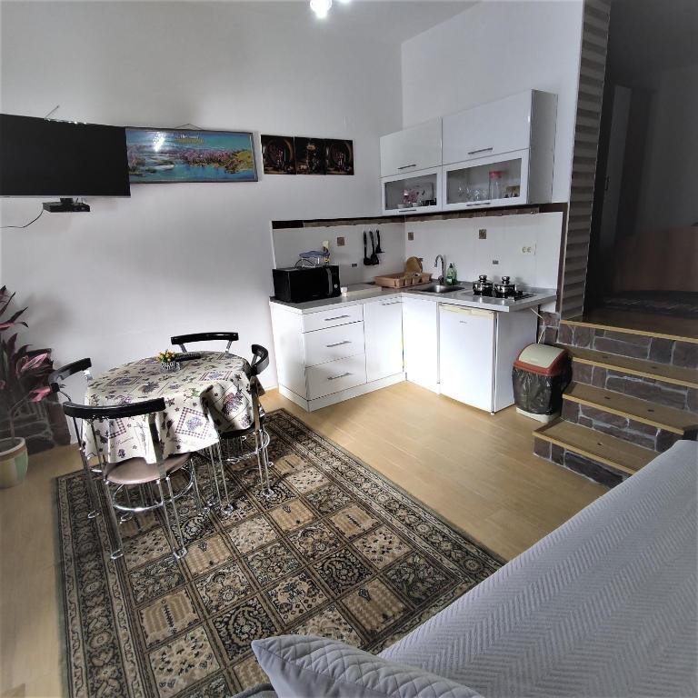Kuhinja ili čajna kuhinja u objektu Apartments Peranovic