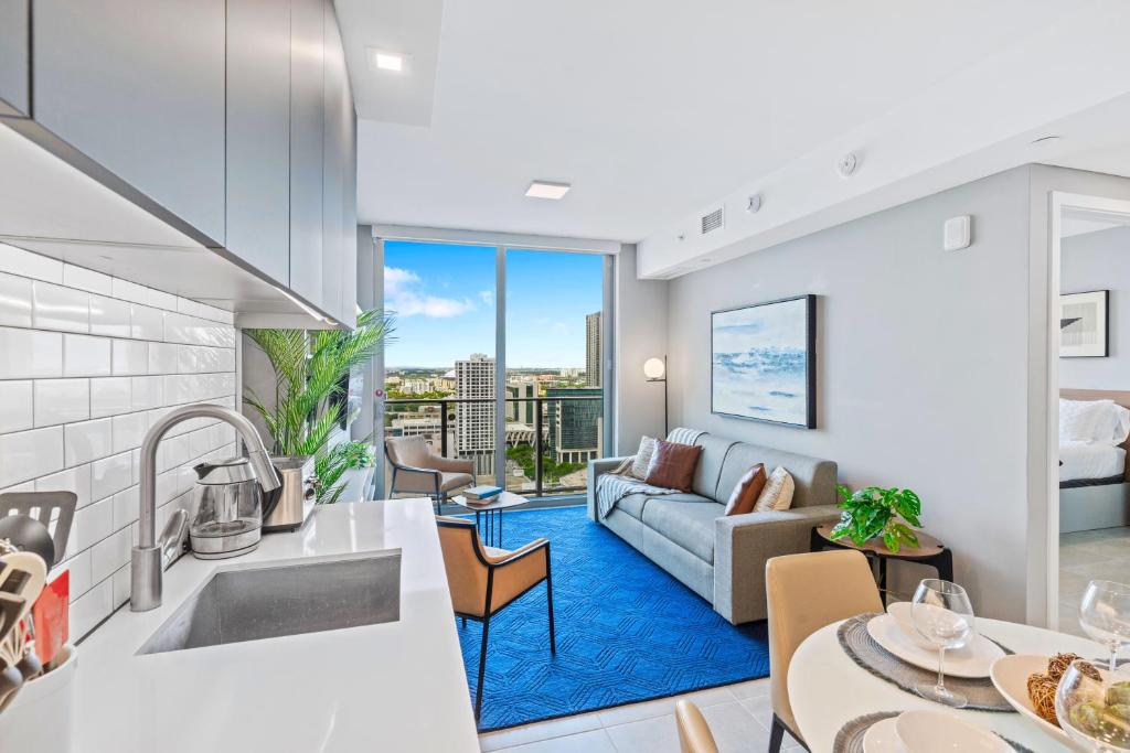 uma cozinha e sala de estar com um sofá em - Casiola Studio's - near Cruise Terminal, Bayfront Park and Kaseya Center em Miami