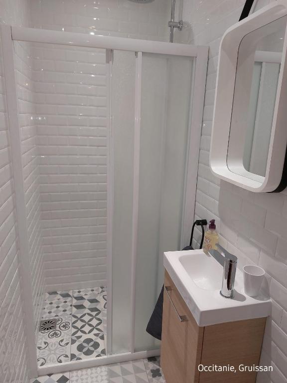 Kúpeľňa v ubytovaní Studio avec accès direct sur le port de Gruissan