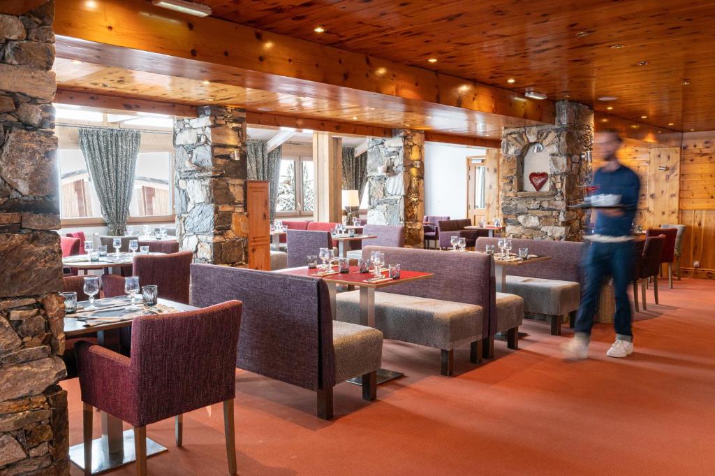 Posezení v ubytování Hôtel L'Aiguille Percée