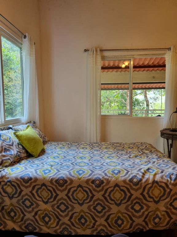 Postel nebo postele na pokoji v ubytování OLP Treehouse Cerro Azul