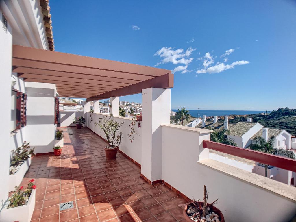een balkon van een huis met uitzicht op de oceaan bij 2253-Amazing penthouse, huge terrace, golf view in Alcaidesa