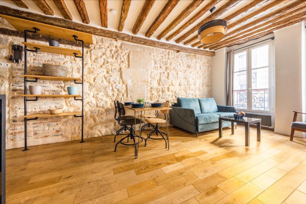 un salon avec une table et un canapé dans l'établissement Peaceful apartment - 1BR-4P - Arts et Métiers, à Paris