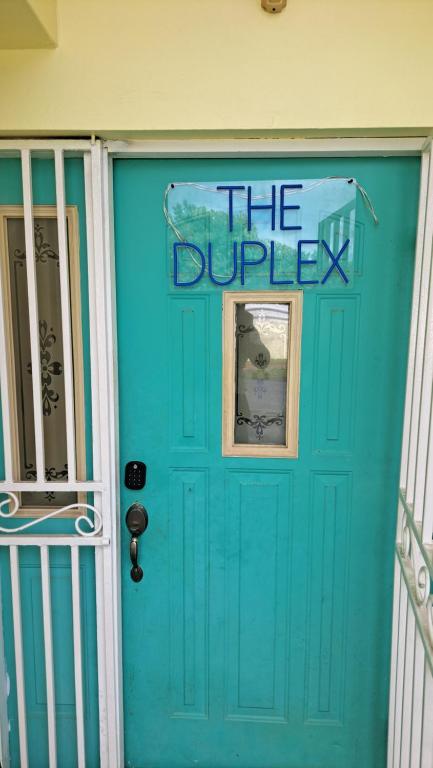 niebieskie drzwi z znakiem rozwodowym w obiekcie A-List Villas w mieście Rodney Bay