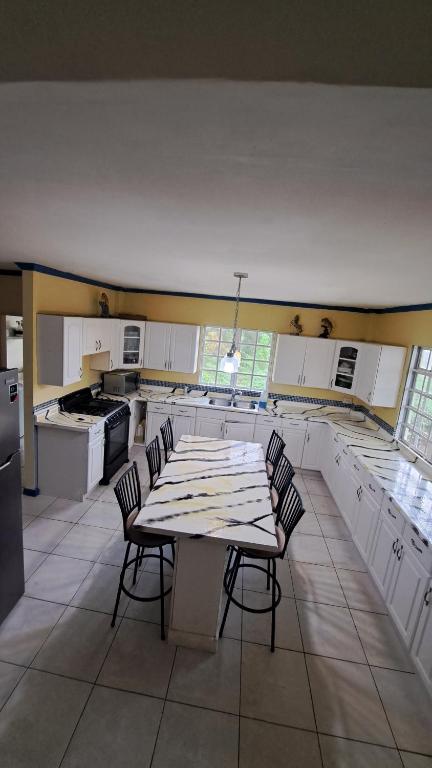 Kuchyň nebo kuchyňský kout v ubytování A-List Villas