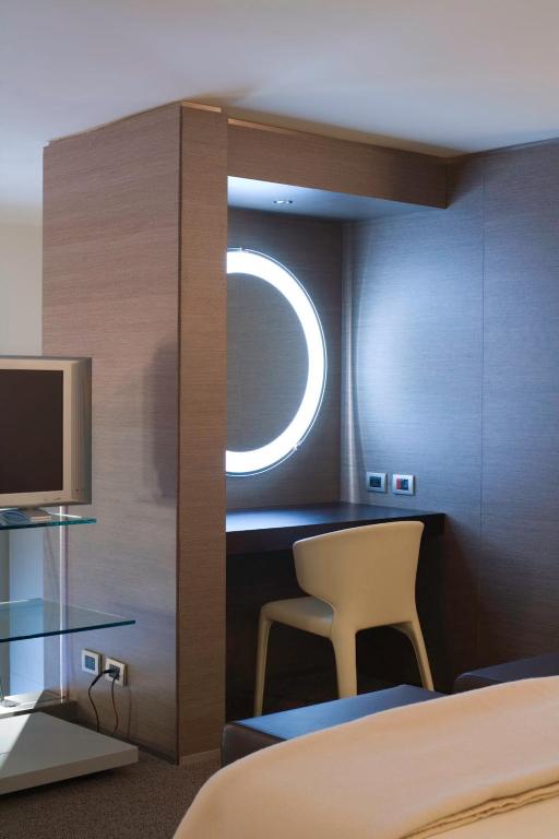TV a/nebo společenská místnost v ubytování UNA HOTELS T Hotel Cagliari