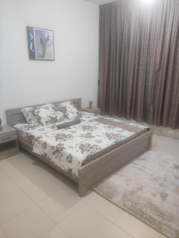 um quarto com uma cama e uma janela em Tiamooz Room in shared Apartment em Ajman