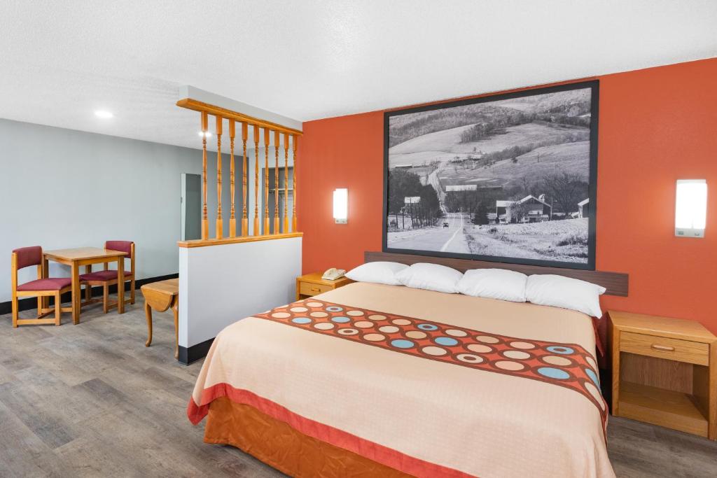 Super 8 by Wyndham Waynesburg - King Suite - Non-Smoking
