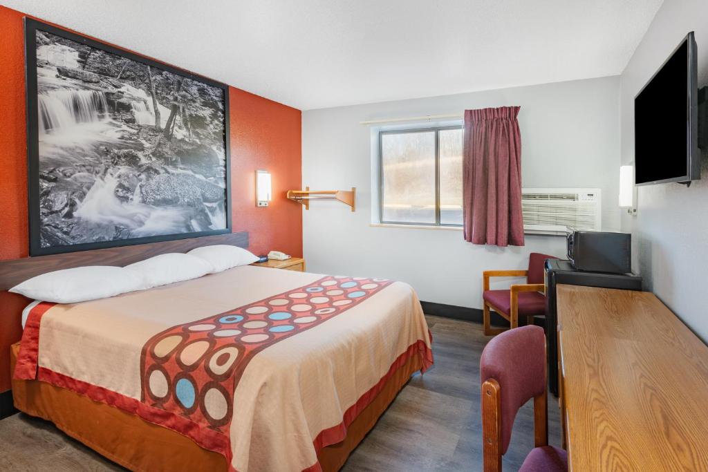 Super 8 by Wyndham Waynesburg - Queen Room - Non-Smoking