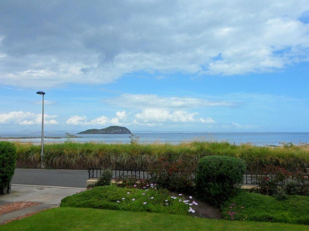 un parque con vistas a la playa y al océano en TenSea en North Berwick