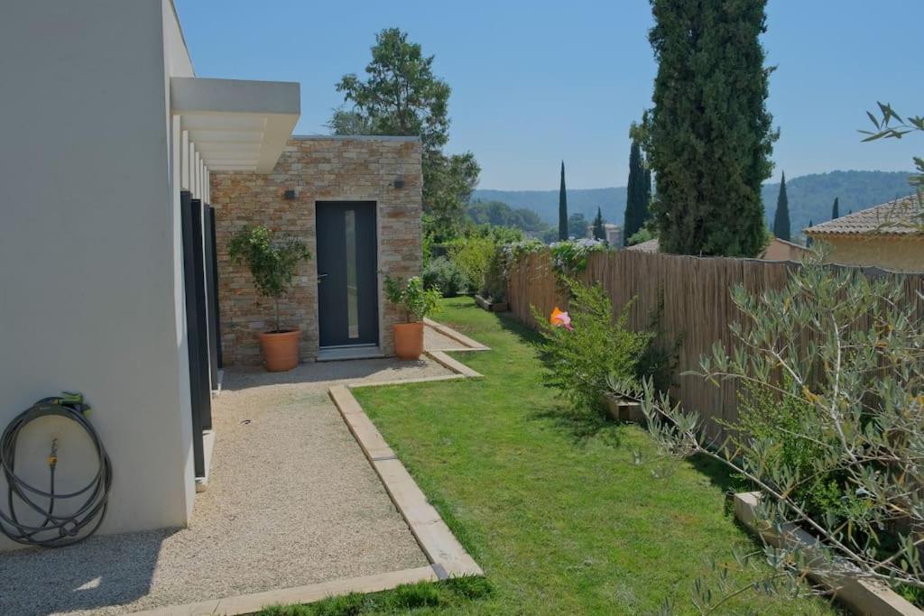 Vonkajšia záhrada v ubytovaní Villa Ethan