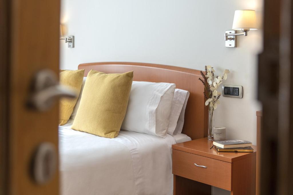 A bed or beds in a room at Hostal ALBA Lugo