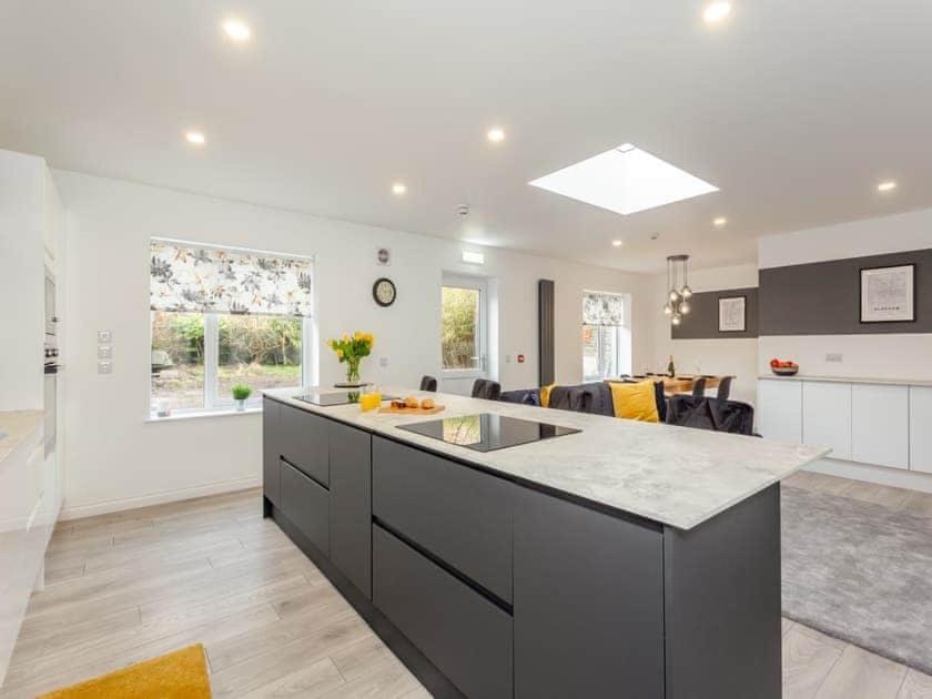 Kuchyň nebo kuchyňský kout v ubytování LANGLEY LODGE 7 Double Bedrooms with SMART TVs, 6 Bathrooms, Fully Equipped Kitchen, Ample PARKING, Wifi, dishwasher, Garden, GREAT CENTRAL LOCATION Ideal for BUSINESS and TRADES TEAMS For Long Stays contact Langley Cottages & Serviced Apartments