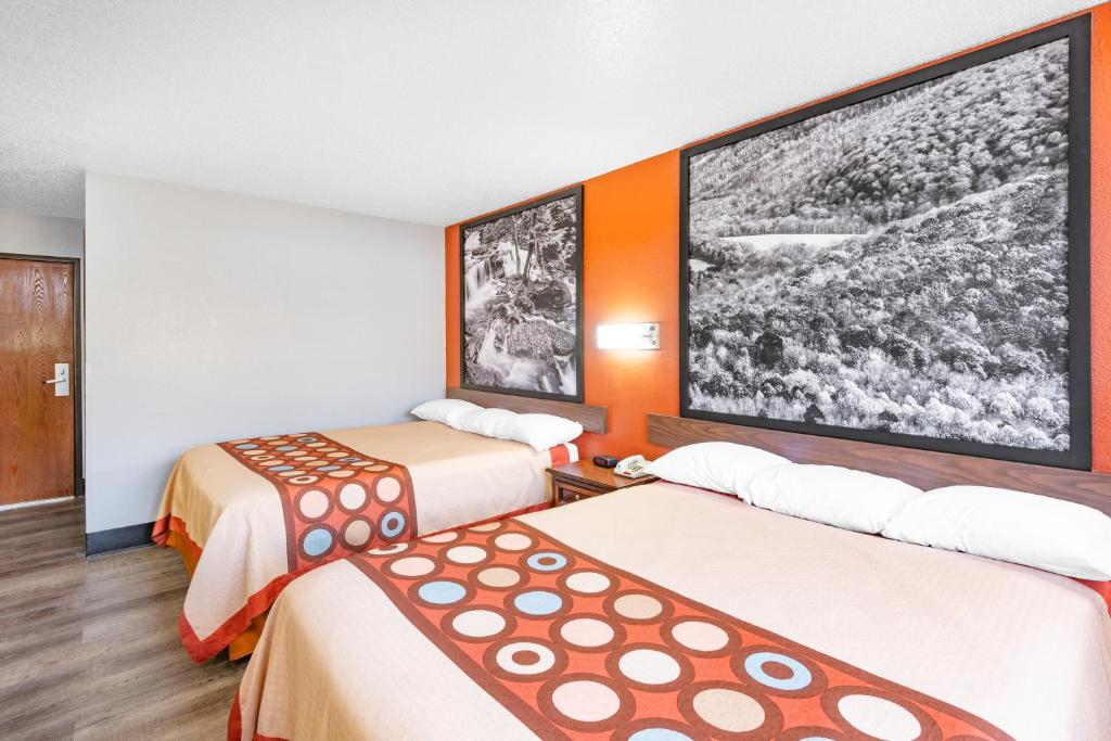 Super 8 by Wyndham Waynesburg - Queen Room With Two Queen Beds - Non-Smoking