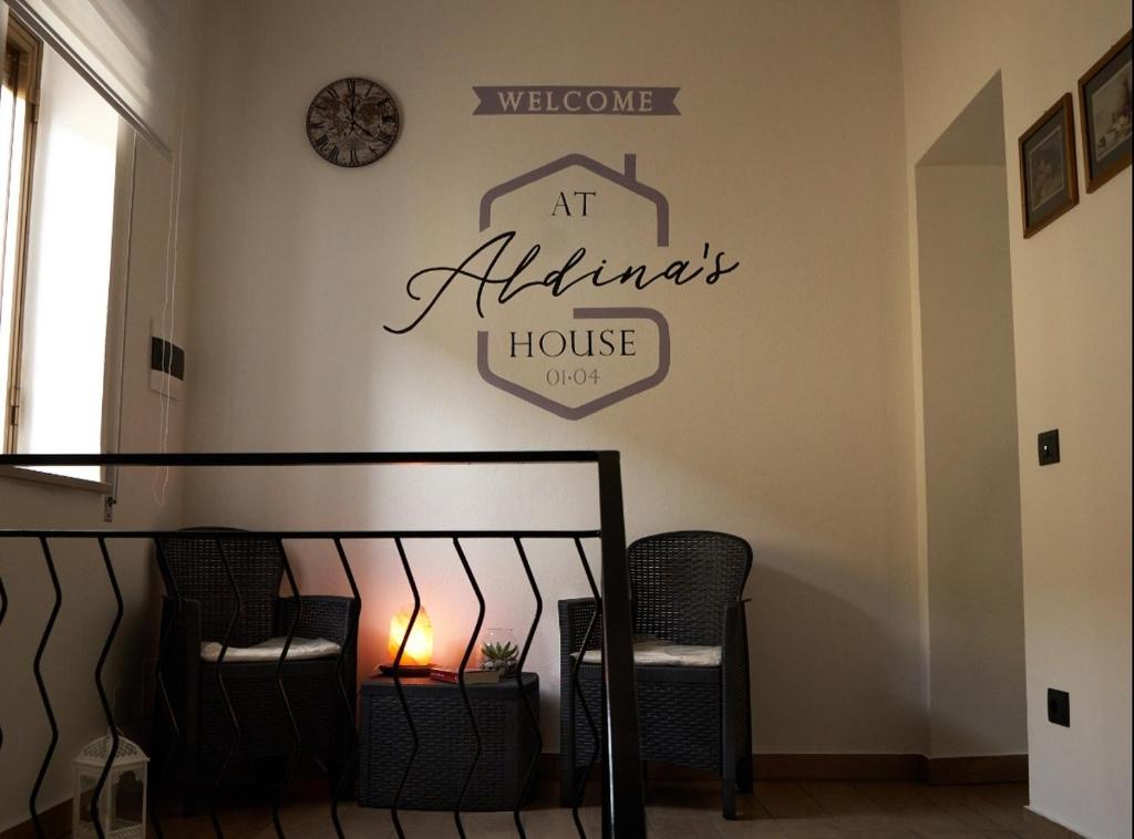 een welkom in Atlantis huis bord op een muur bij At aldina's House in Soveria Mannelli