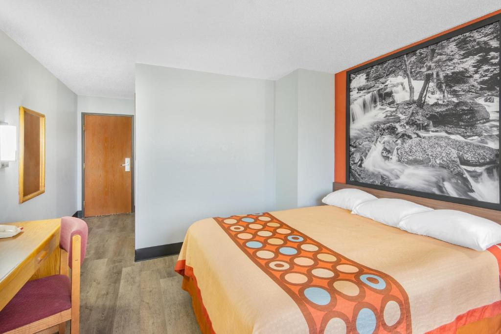 Super 8 by Wyndham Waynesburg - Queen Room - Disability Access/Non-Smoking