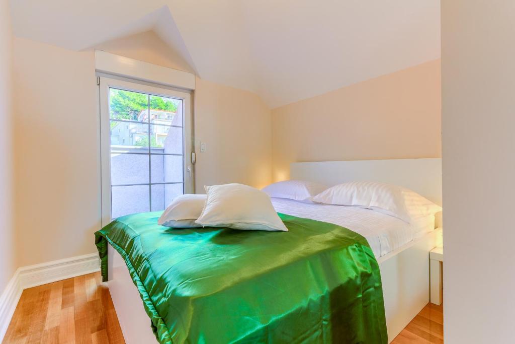 En eller flere senge i et værelse på OMIŠ Dream house Blue sky