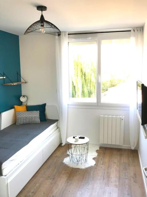 Kleines Zimmer mit einem Bett und einem Fenster in der Unterkunft Life&amp;Travel - Appartement Bordeaux - 4 chambres in Bordeaux