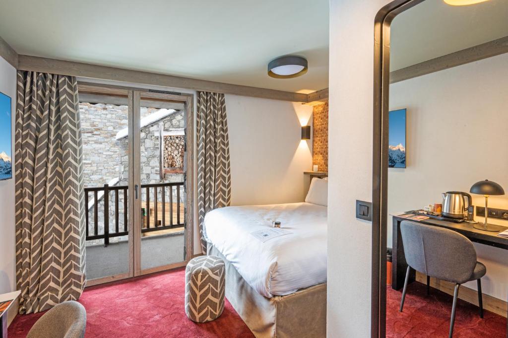Postel nebo postele na pokoji v ubytování Hôtel L'Aigle du Montana by Les Etincelles