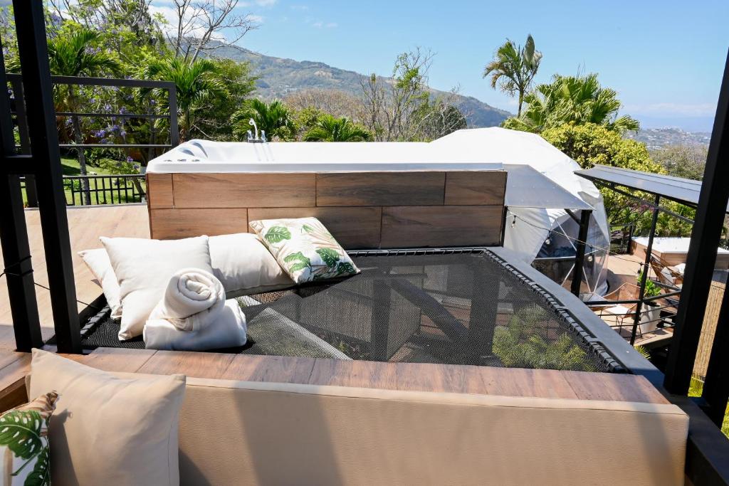 Nespecifikovaný výhled na hory nebo výhled na hory při pohledu z luxury tent