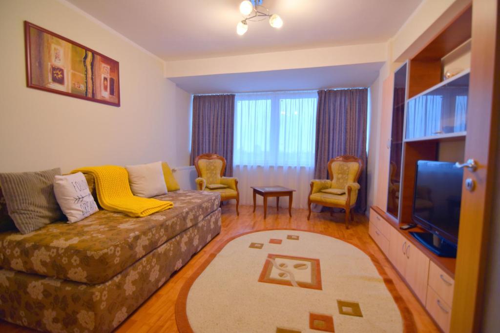 uma sala de estar com um sofá e uma televisão de ecrã plano em Apartment superb intr-o locatie premium em Timisoara