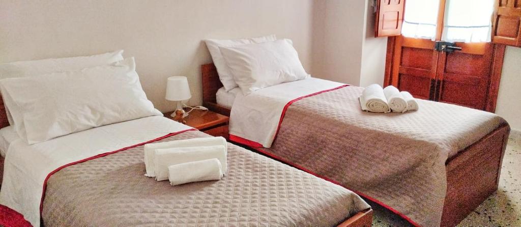 - une chambre avec 2 lits avec des chaussures blanches dans l'établissement Marilè, à Carmiano