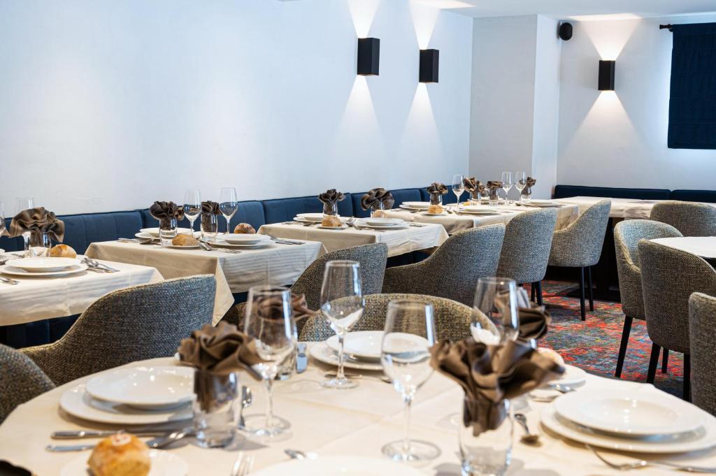 Restaurace v ubytování Hôtel L'Aigle du Montana by Les Etincelles