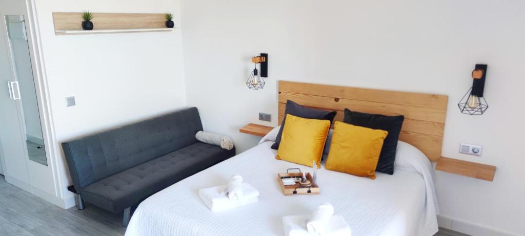 Posteľ alebo postele v izbe v ubytovaní NORDIC SUITE Apartamentos Minerva NEW APARTMENT Vistas al Mar