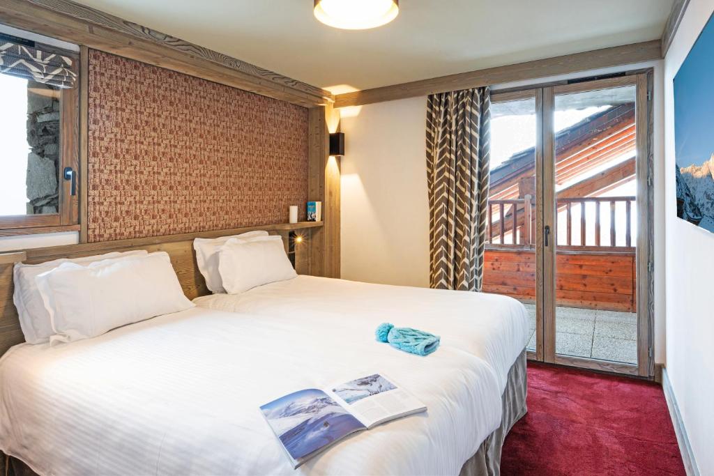 Postel nebo postele na pokoji v ubytování Hôtel L'Aigle du Montana by Les Etincelles