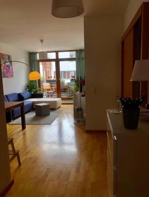 a living room with a couch and a table at Schöne Wohnung im Zentrum von Leipzig in Leipzig