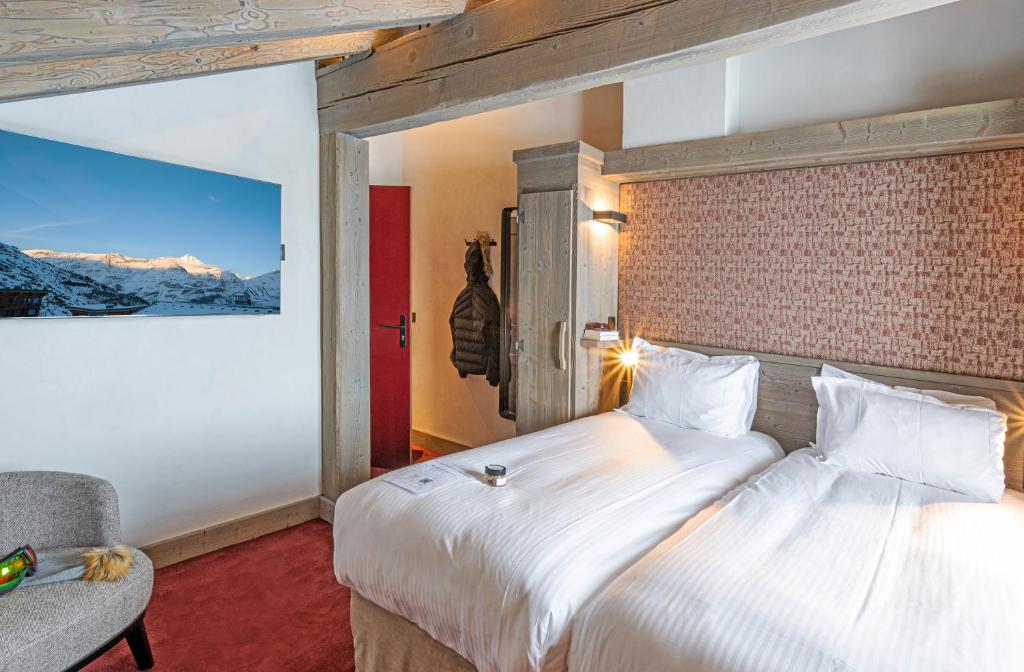 Postel nebo postele na pokoji v ubytování Hôtel L'Aigle du Montana by Les Etincelles