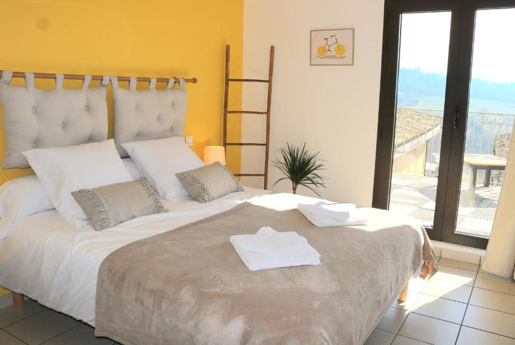VillarsにあるBar des Amisのベッドルーム1室(大型ベッド1台、タオル付)