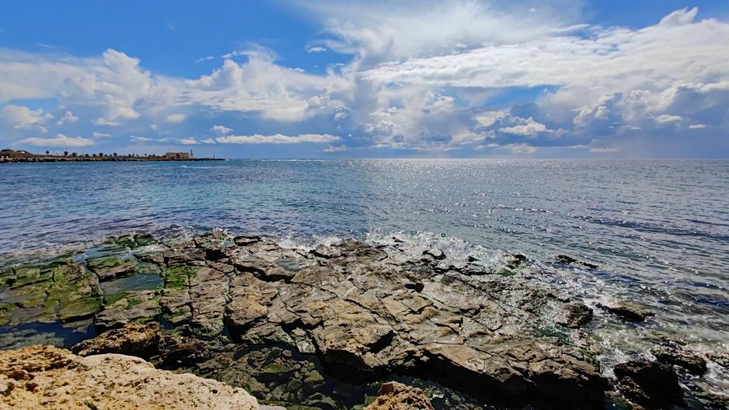 una vista del océano con rocas en el agua en Ad un passo dal Mare, en Petrosino