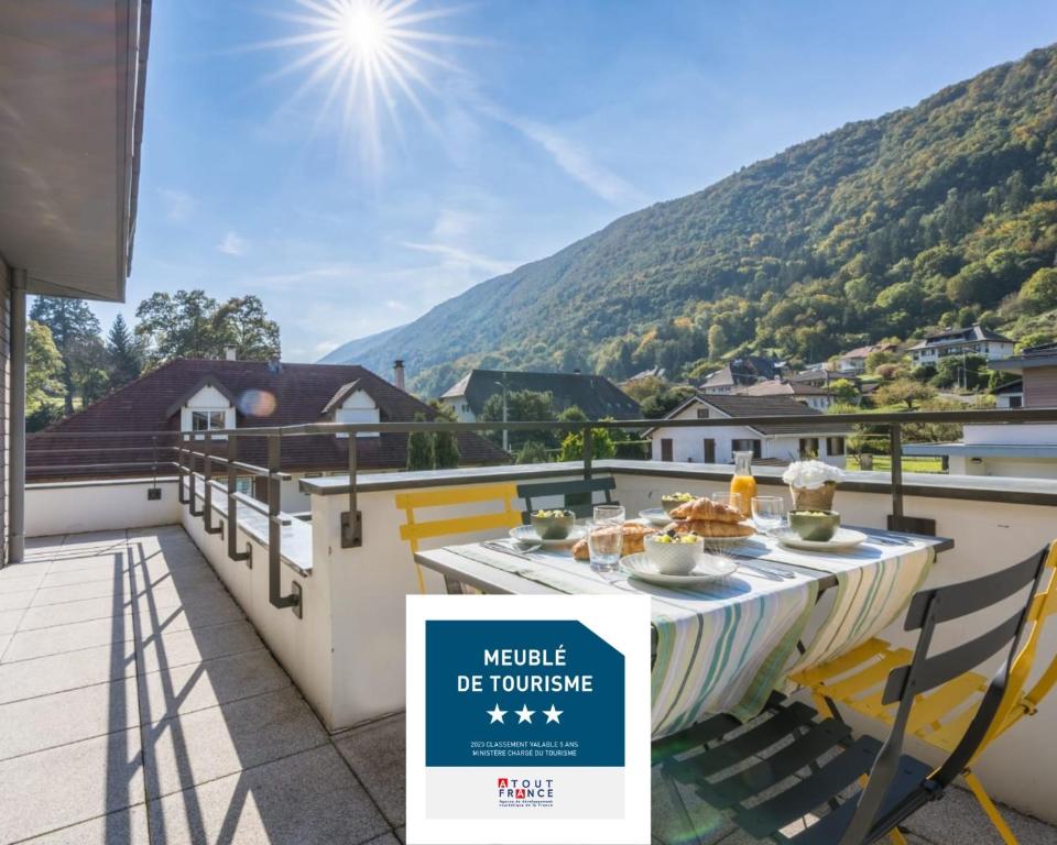 d'une table sur un balcon avec vue sur la montagne. dans l'établissement Entre lac et montagne - T4 centre Sevrier lac d'Annecy, à Sévrier