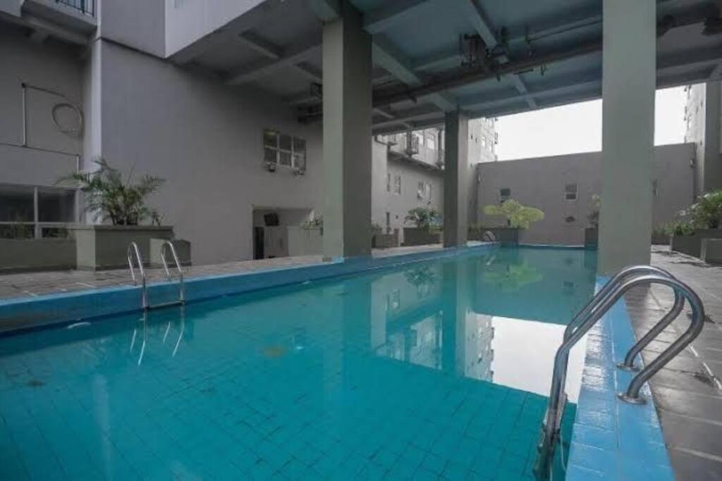 uma grande piscina num edifício em D05-2BR Grand Asia Afrika Residence em Bandung