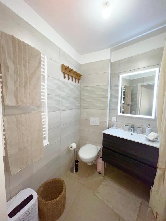 Koupelna v ubytování Luxueux Studio Neuf - Frontière Monaco - Piscine - Parking privé