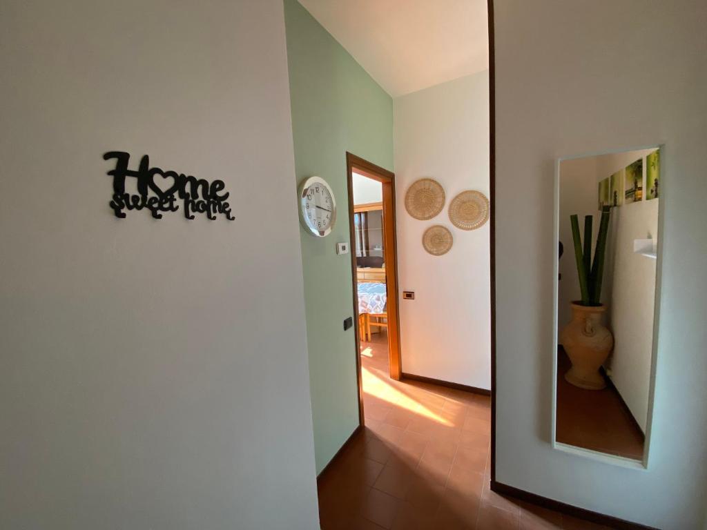 Cette chambre dispose d'un couloir avec un miroir et une horloge. dans l'établissement B&B Segrino, à Longone al Segrino