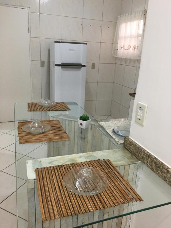 eine Küche mit einem Kühlschrank und einer Arbeitsplatte in der Unterkunft Apartamento aconchegante próx ao Centro - 1 quarto in Vitória da Conquista
