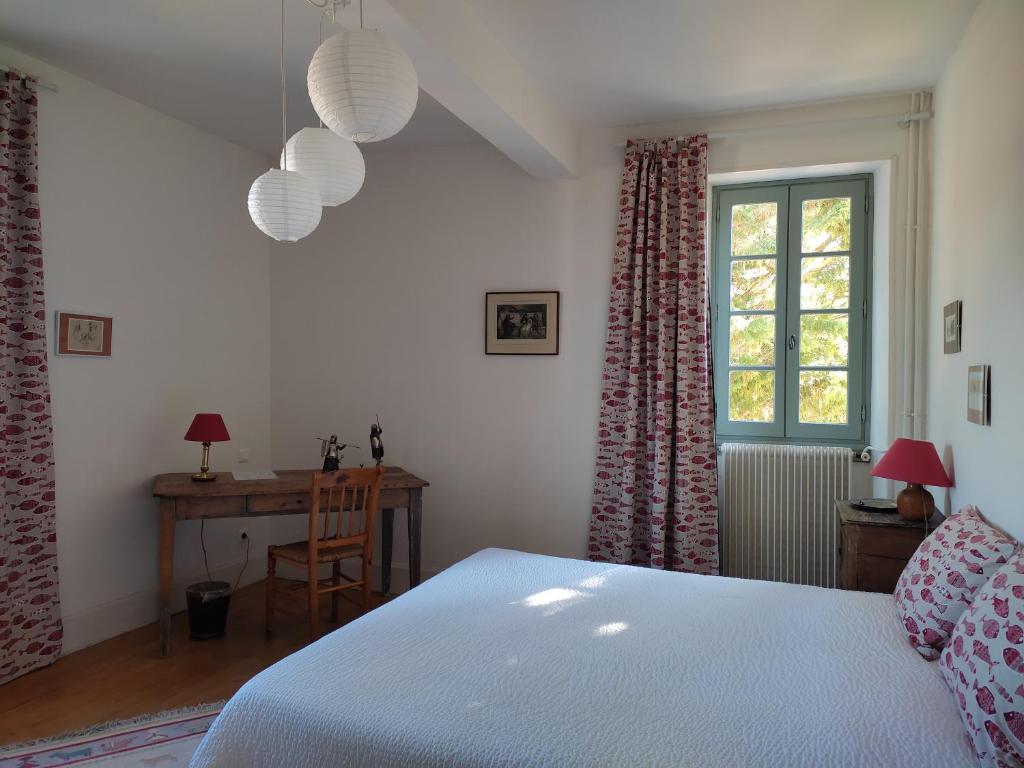 Postel nebo postele na pokoji v ubytování Le Logis du Pradet