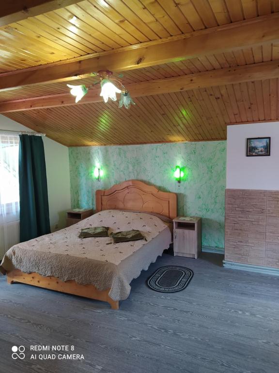 Postel nebo postele na pokoji v ubytování Лісова казка