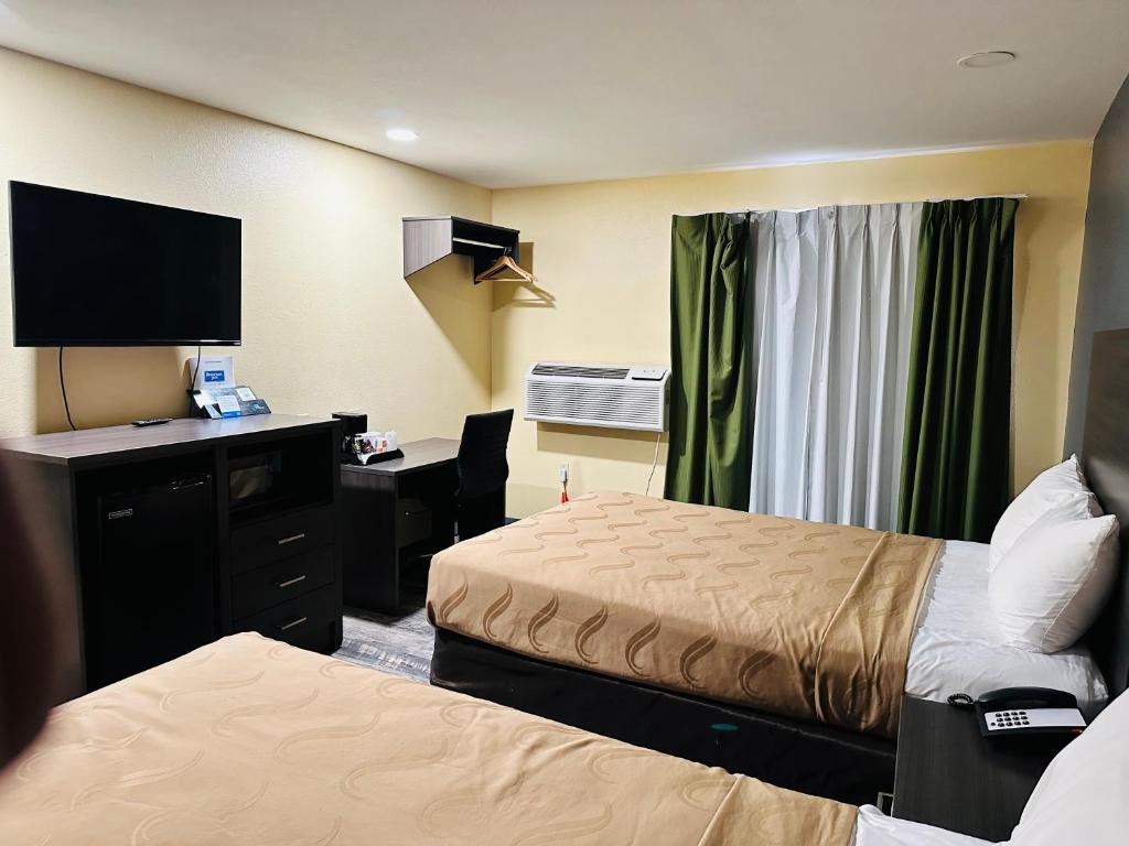 Postel nebo postele na pokoji v ubytování Rodeway Inn Winslow I-40