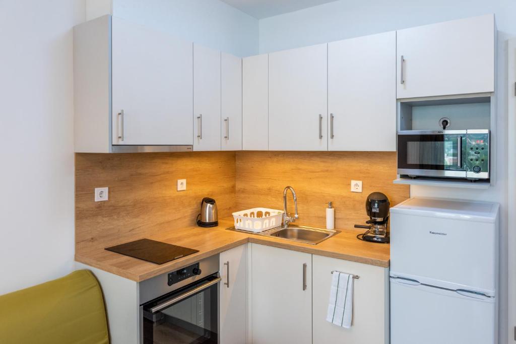 SWEET HOME Apartman , 30sqm studio, free private parking, mountain view, balcony, 20 min from downtownにあるキッチンまたは簡易キッチン